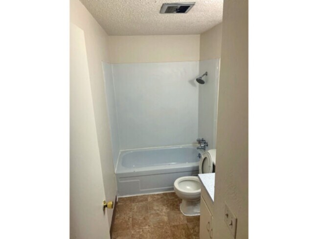Building Photo - Gateway area duplex within close distance ...