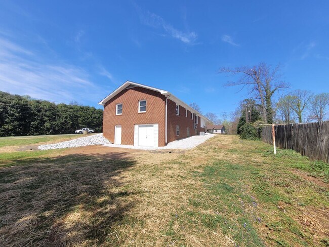 Foto del edificio - Spacious 3 Bedroom 2 Bath Brick Home in Mo...