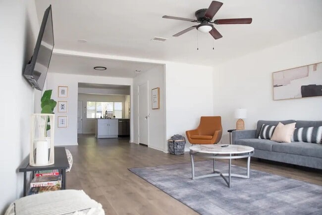 Building Photo - Fully Renovated 2x1 in a fabulous location!