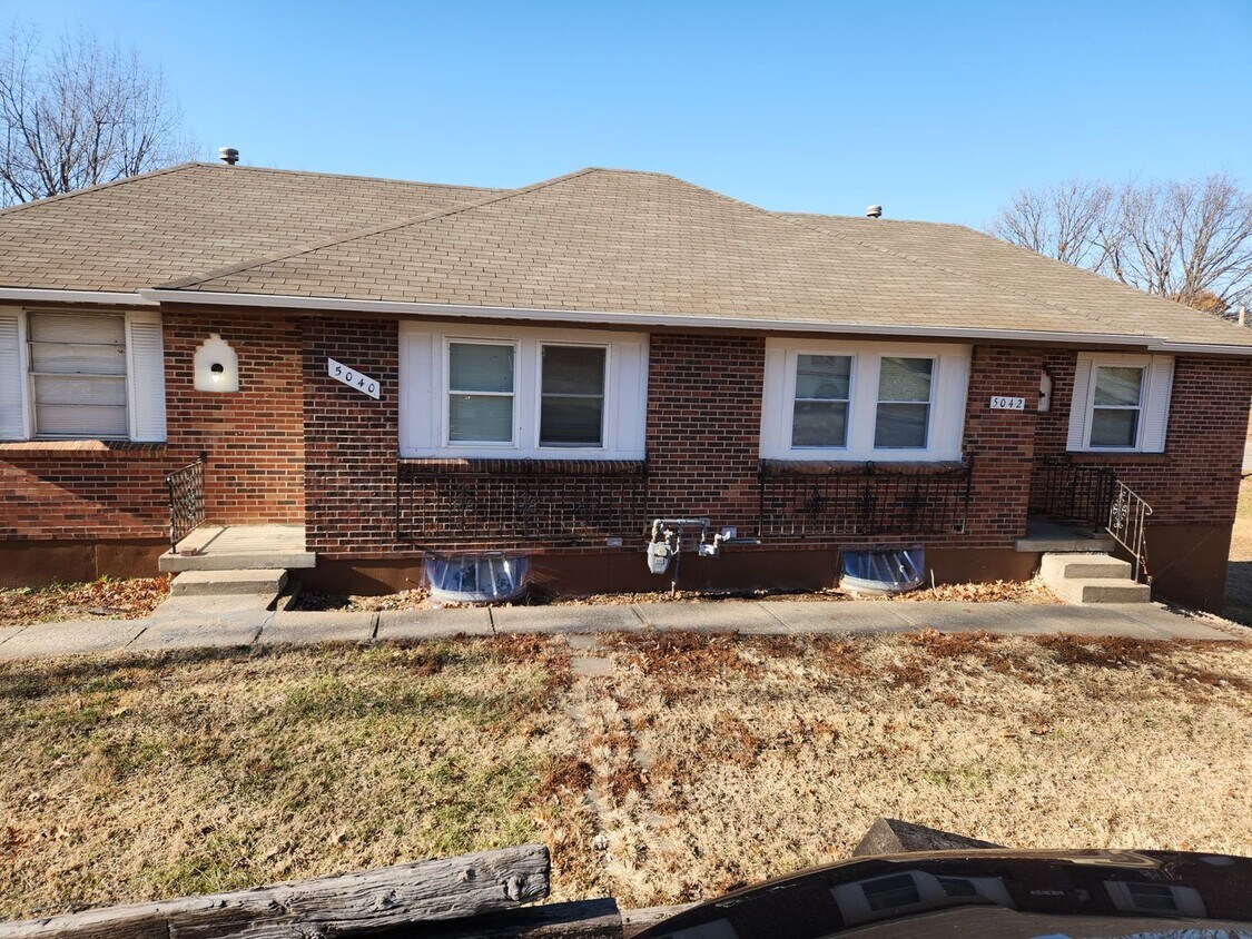 Primary Photo - 5040-5042 N Topping Duplex