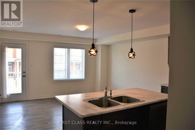 Building Photo - 944 Balsam Ct