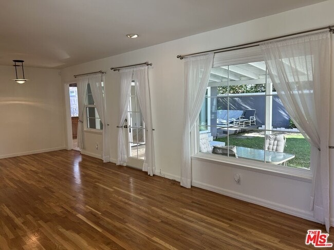 Foto del edificio - 5355 Rhea Ave