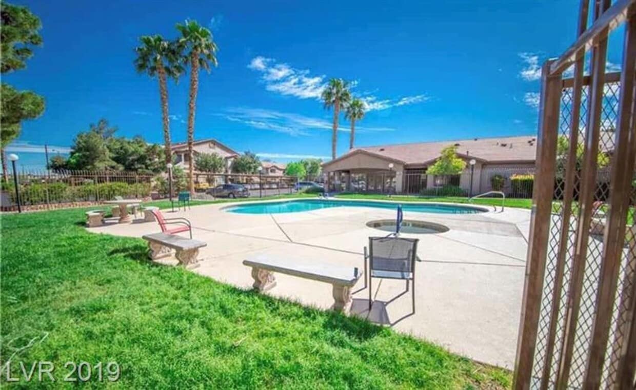 Foto del edificio - Charming Second-Floor Condo with Two Bedrooms and Fireplace