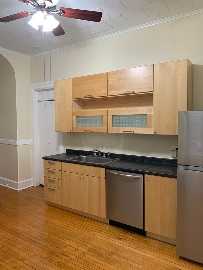 kitchen - 2235 W Armitage Ave