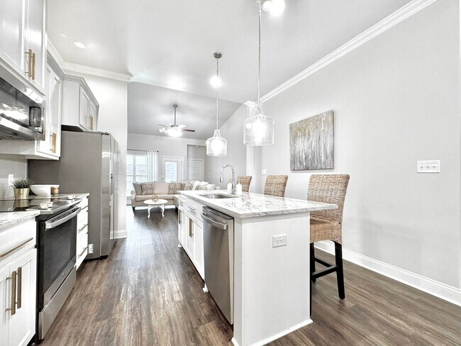 Building Photo - Elegant Townhouse in StoneLake Village – S...