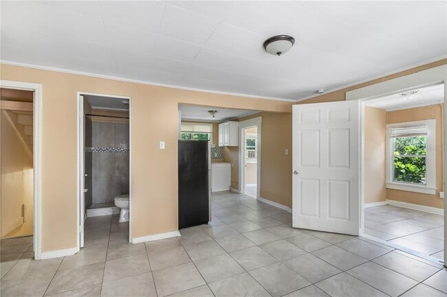 Building Photo - 418 E Amelia Ave