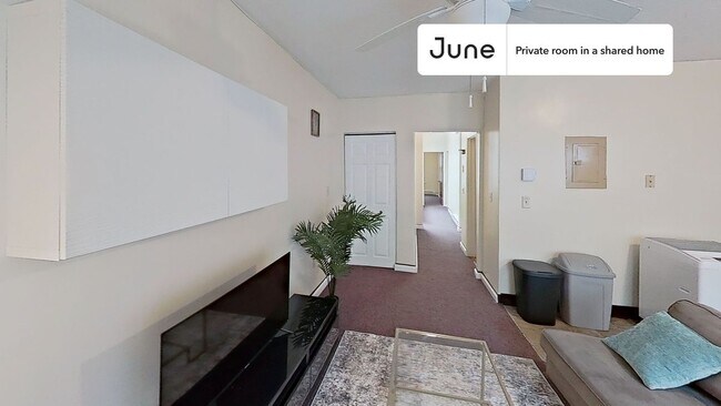 Foto del edificio - Private bedroom in 3 bed/1 bath Home