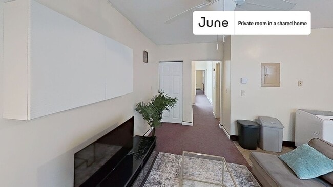 Building Photo - Private bedroom in 3 bed/1 bath Home