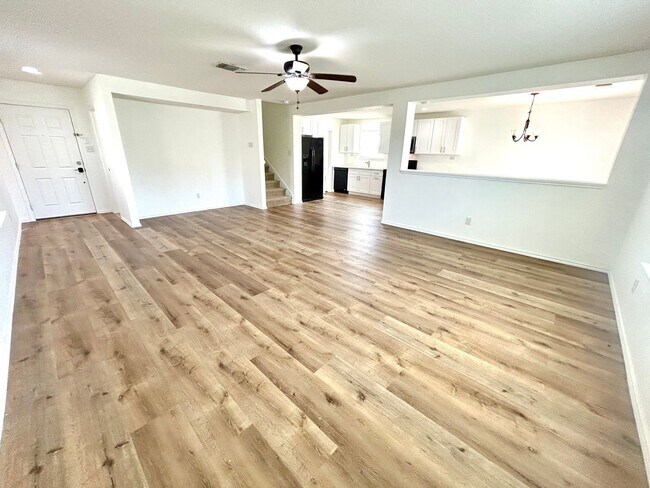 Foto del edificio - **APPLICATION RECEIVED** AVAILABLE NOW! 3 ...