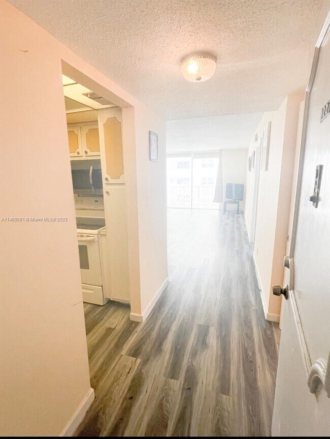 Building Photo - 1817 S Ocean Dr