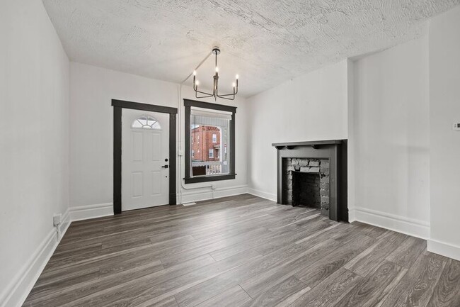 Building Photo - 945 E Whittier St