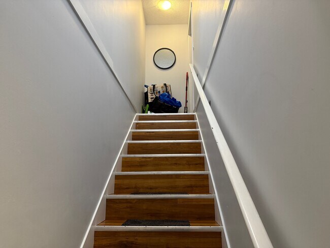 Building Photo - 566 Ruby Crescent