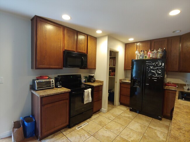 Building Photo - Must See 5 Bed/3 Bathroom East Boulder Home - Available August 7th!