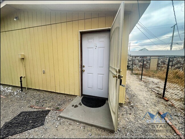 Building Photo - 1526 Yandell Dr