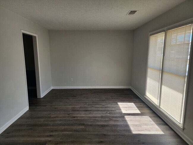 Building Photo - Newly renovated!