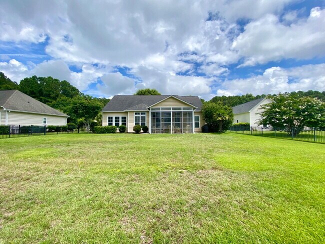 Building Photo - Spacious Four Bedroom Home w/ Oversized Fe...