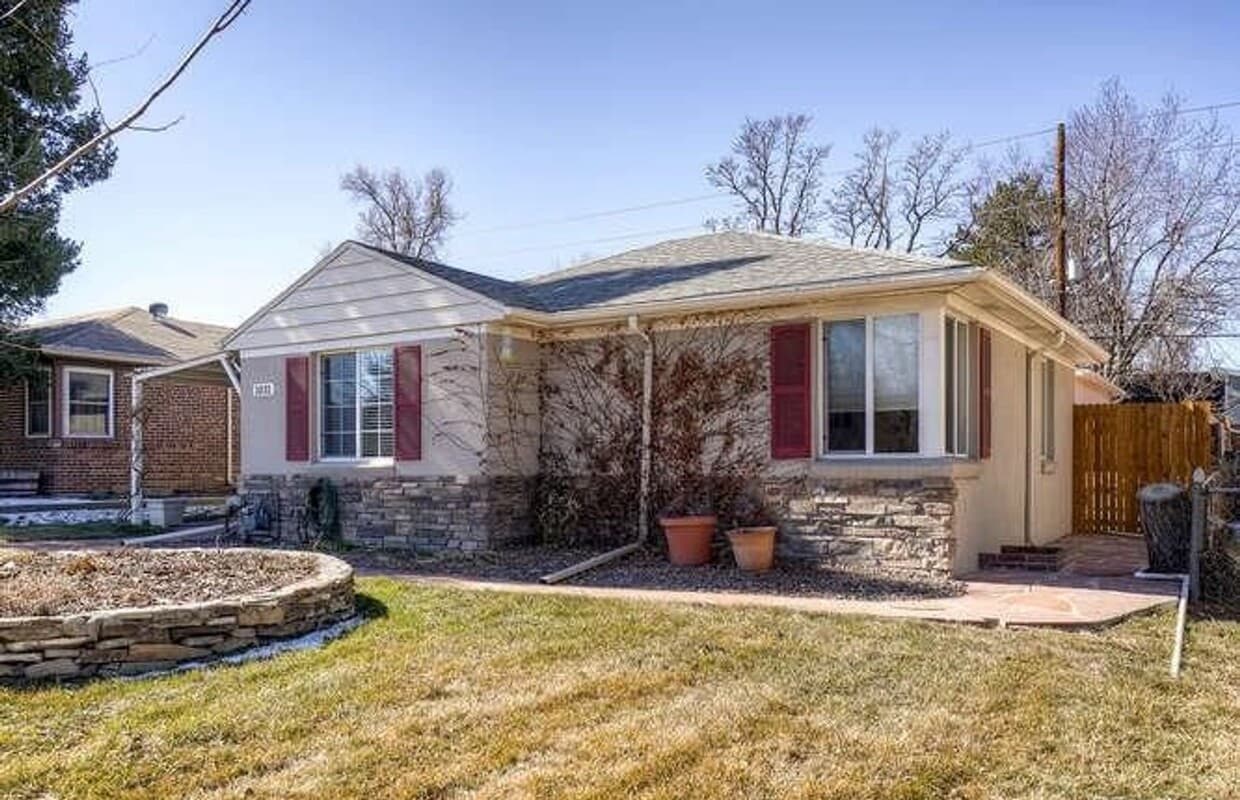 Fabulous 3 Bed (+ 1 non conforming) / 2 bath SFH in the Montclair Neighborhood - Fabulous 3 Bed (+ 1 non conforming) / 2 bath SFH in the Montclair Neighborhood