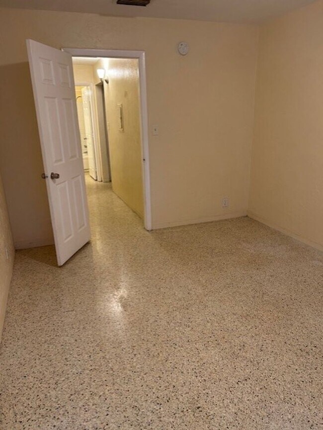 Building Photo - 1/2 OFF 3RD MONTHS RENT!! 1/1 centrally located