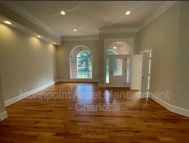 Building Photo - 3 bedroom custom home on tons of acreage w...