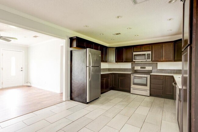 Building Photo - 6608 Columbus Cir