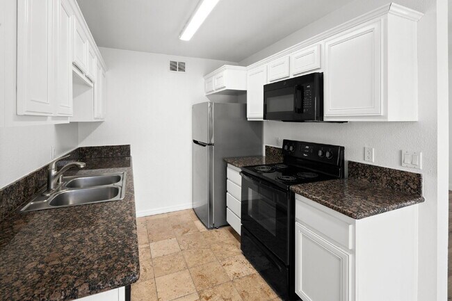 Foto del edificio - Immaculate, Serene, 2-Bed, 2-Bath Condo in highly sought after San Carlos area in San Diego CA