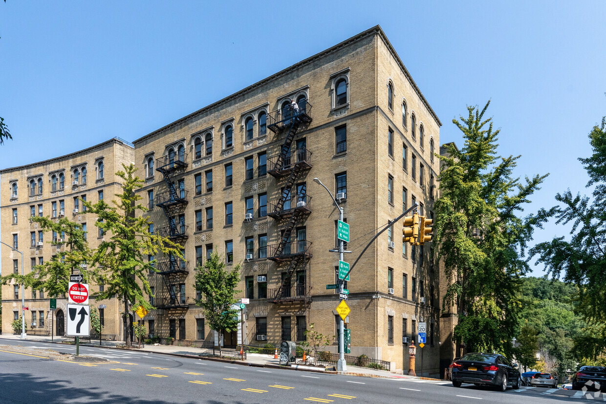 Primary Photo - Cloister Apartments