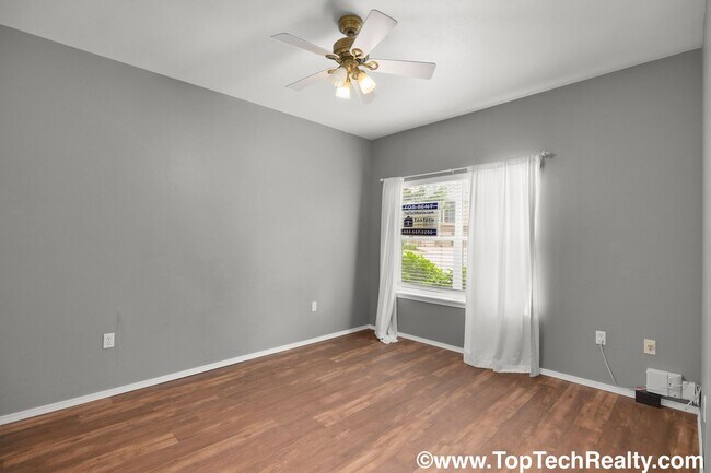 Foto del edificio - Charming 3 BD* 2 BA Townhome Located In Hi...