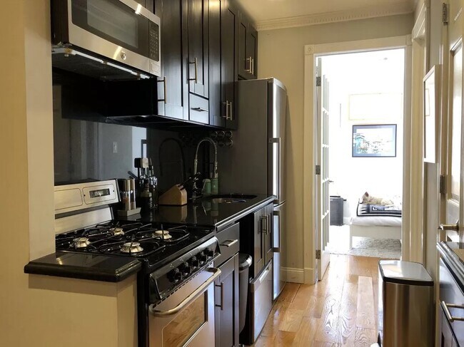Building Photo - 437 W 53rd St