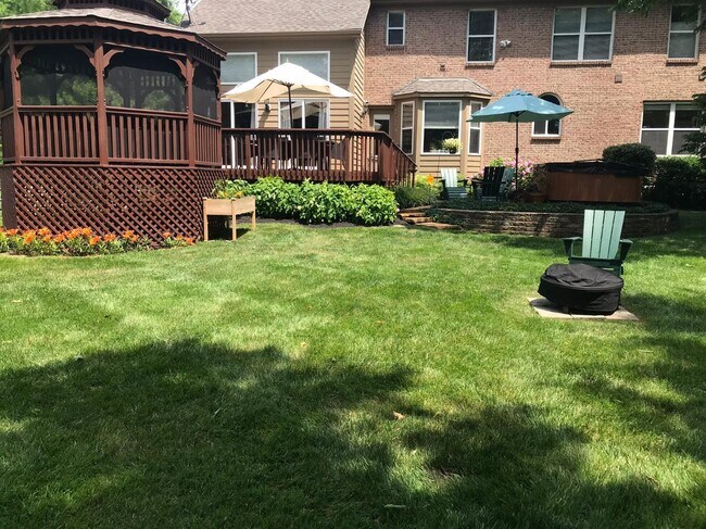 Foto del edificio - 6175 Cloverwood Dr