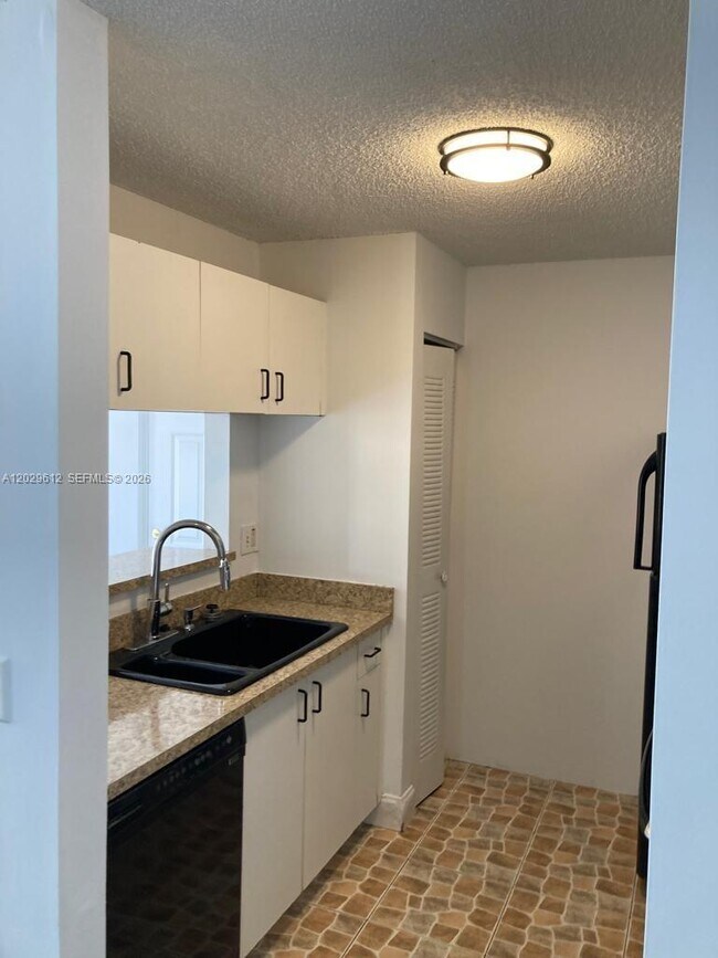 Foto del edificio - 1701 Village Blvd
