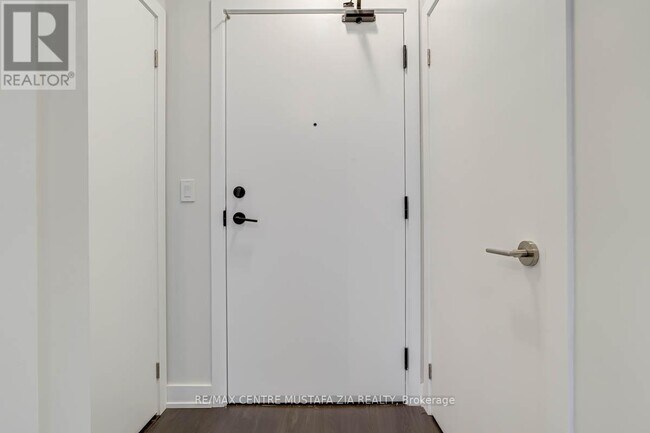 Building Photo - 430-430 Square One Dr