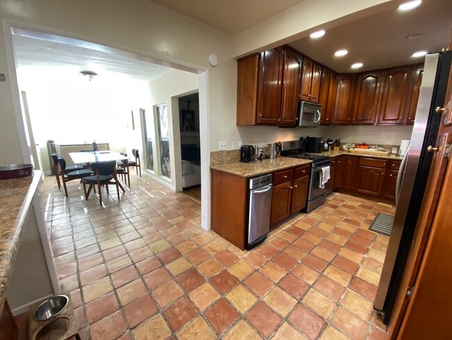 DiningRoom and Kitchen - 403 Sunridge St
