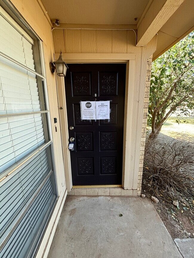 Foto del edificio - 1 bed 1 bath duplex unit, private backyard...