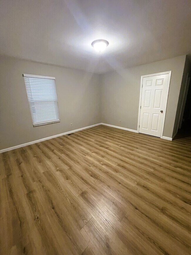 Building Photo - $1820 - Charming 3 Bed | 1 Bath Single-Fam...