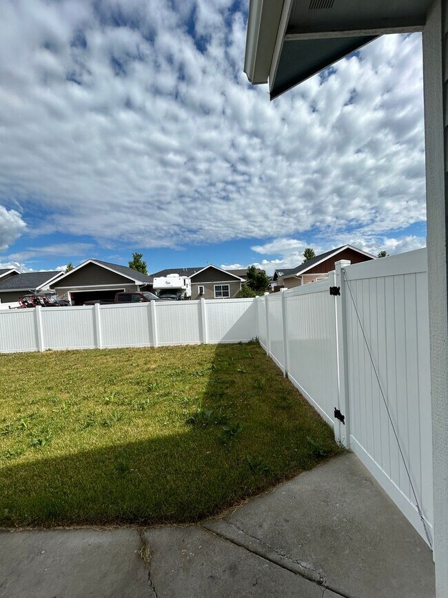 Building Photo - 3 Bedroom Ranch Style Home!