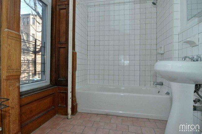 Building Photo - 107A Halsey St