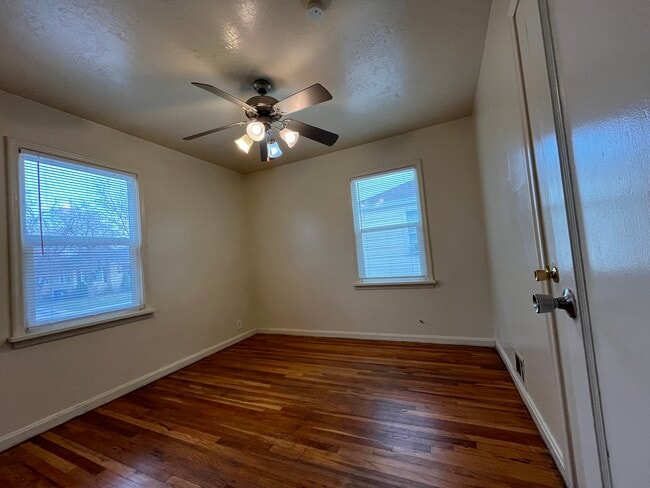 Building Photo - 332 E Utopia Ave