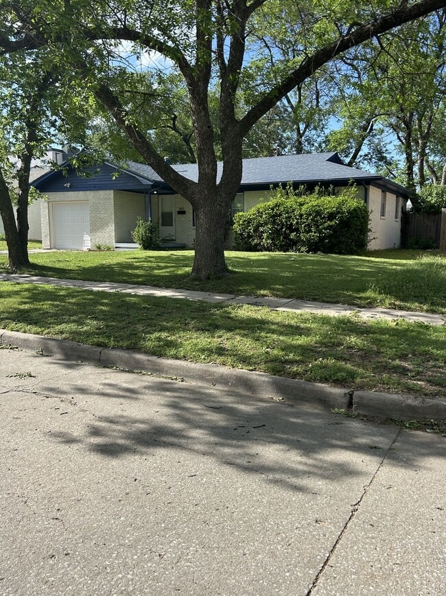 Building Photo - 8014 E Indianapolis St