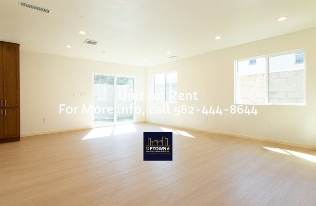 Building Photo - Townhome - 3 Bedrooms-2.5 Baths - Los Angeles -