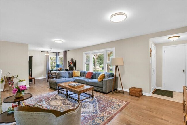 Building Photo - Renovated Ranch home in Champaign - AVAILA...