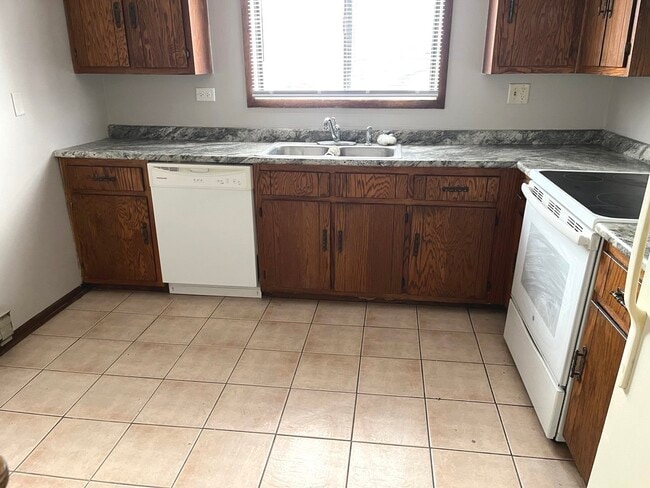 Building Photo - 22405 Thomas Dr