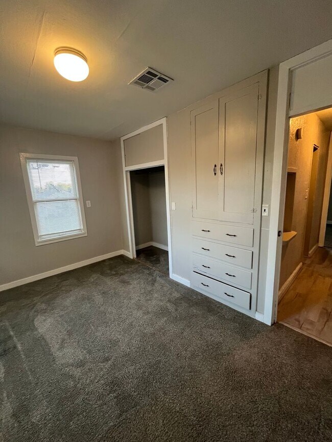 Foto del edificio - Beautiful upstairs 3 bed 1 bath apartment ...
