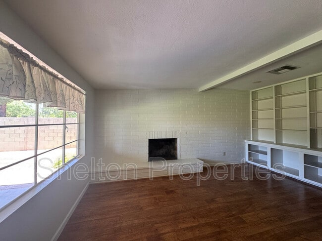 Building Photo - 718 W Glenn Dr