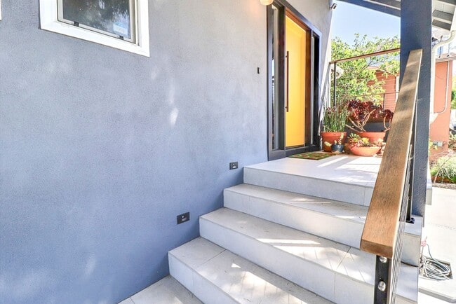 Building Photo - Stunning East Richmond Heights Home!