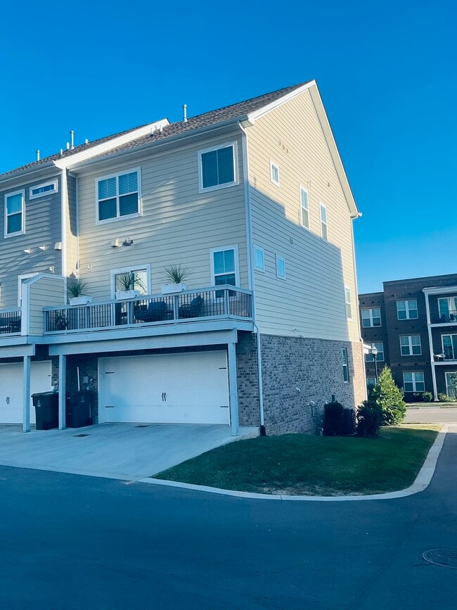 Garaje 2 - 3338 Tasker Dr