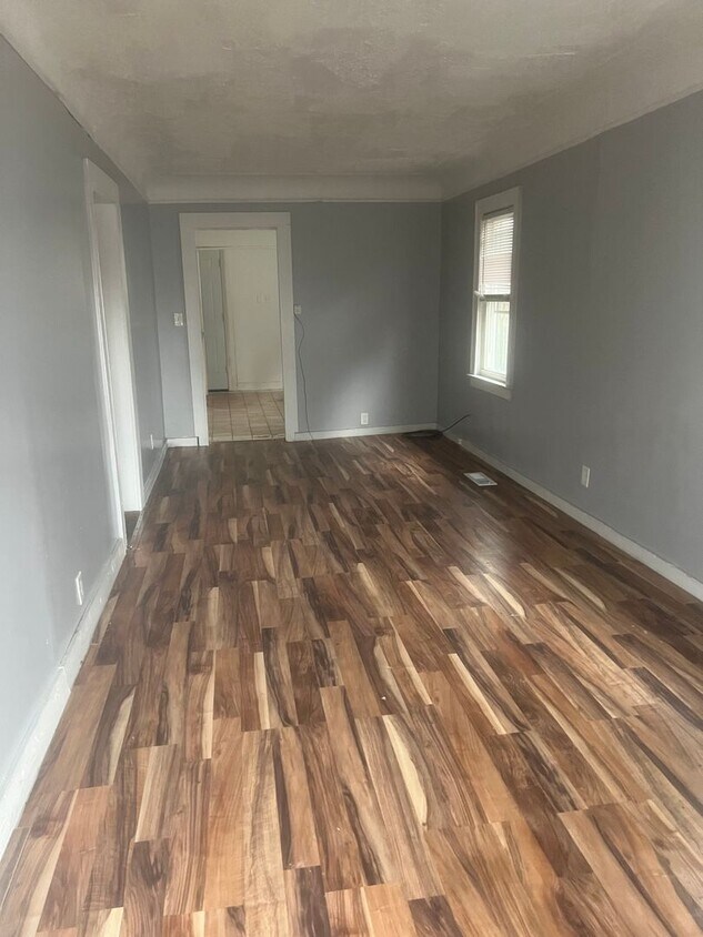 Foto principal - 2 bedroom/ 1 bathroom Detroit's Westside Home