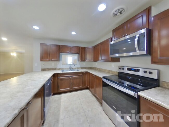 Building Photo - 1005 S Solomon