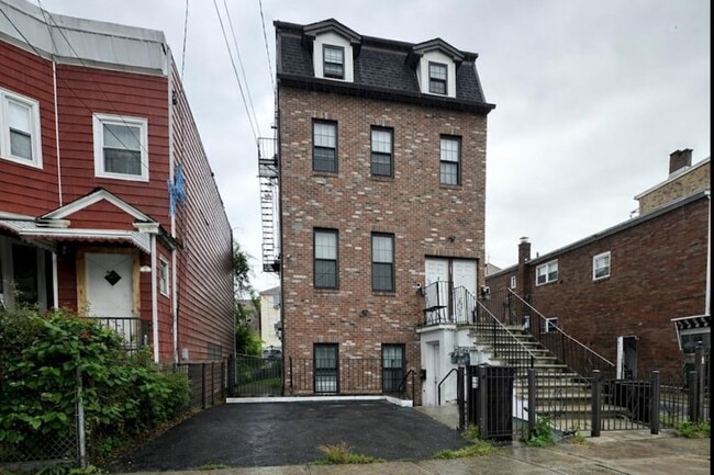 Photo - 585 Bramhall Ave Apartment