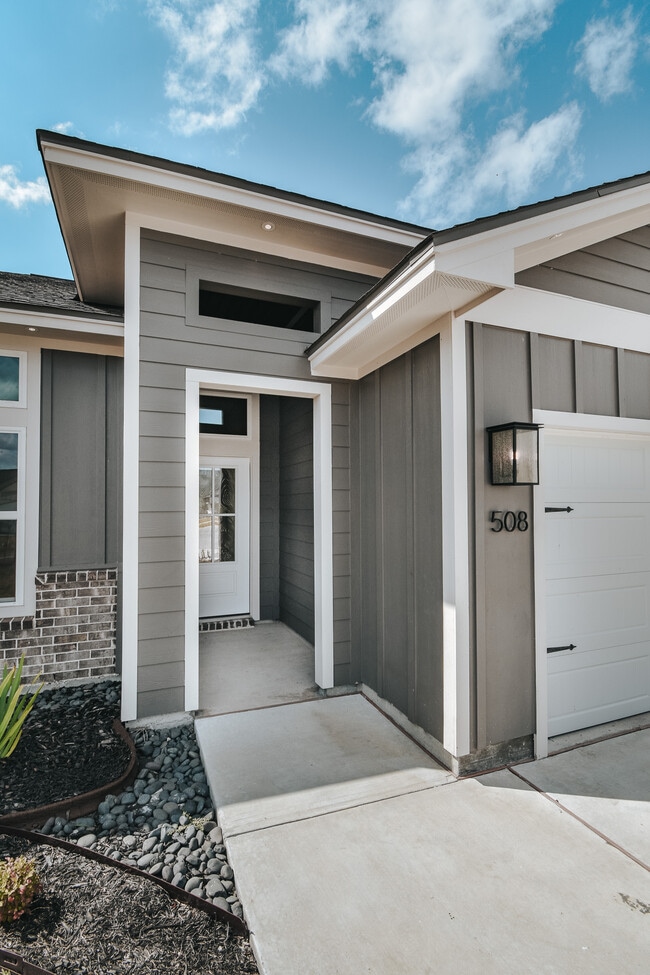 Building Photo - 508 Townhall Ln