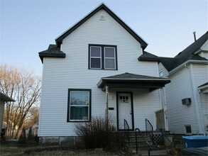 Building Photo - 905 W 6th St